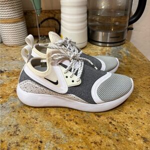 Nike lunarcharge size 6